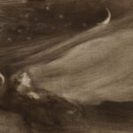Dunkle, monochrome Szene mit liegender Gestalt und schmaler Mondsichel